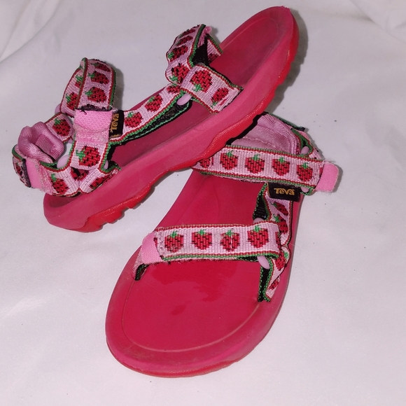 pink tevas